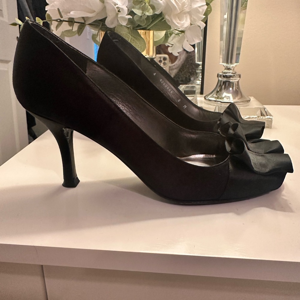 Stuart Weitzman Elegant Black Heels with Bow